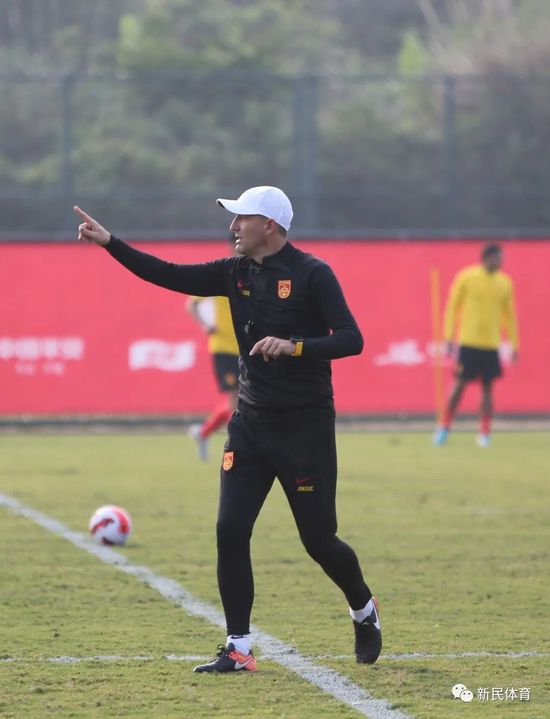 在厨房被朋友从后面挺进